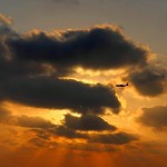 Un avion enplein coucher du soleil! שקיעה בעיר ימים